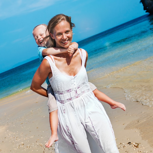 Una familia caucásica disfruta de las vacaciones de verano.