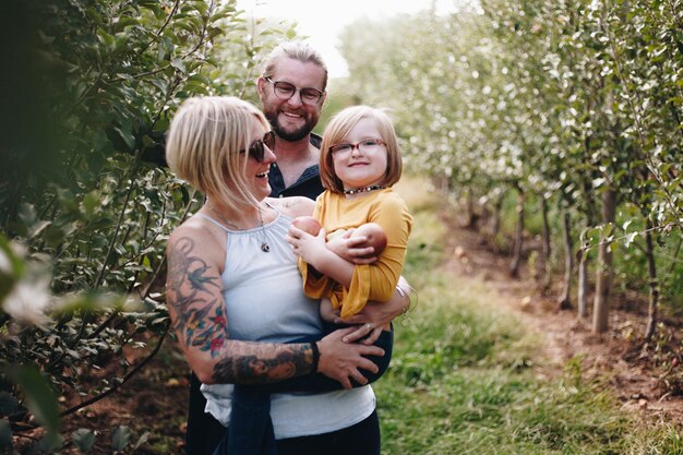 Una familia caucásica está pasando tiempo juntos en la granja