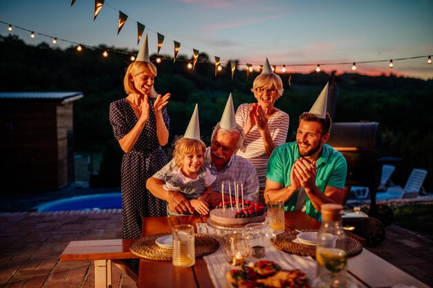 Foto familia caucásica feliz celebrando cumpleaños con pastel