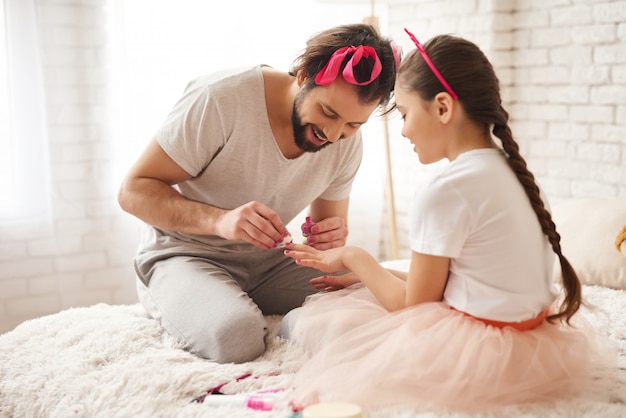 Familia caucásica fin de semana manicura dormitorio escalofriante.