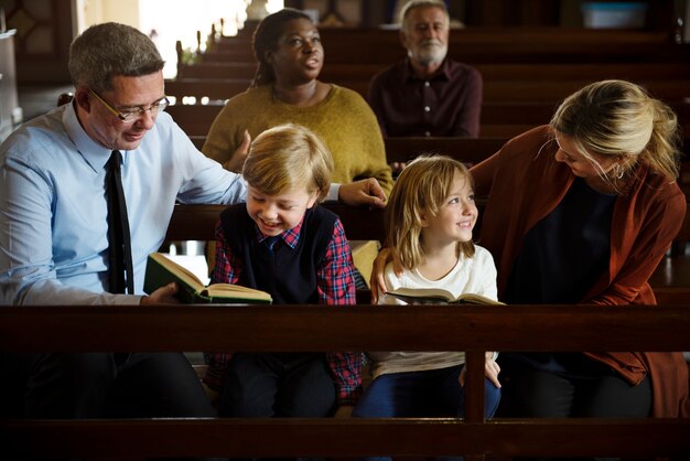 Una familia caucásica en la iglesia.