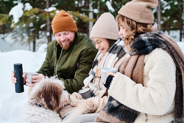 Familia caucásica con el perro lagotto romagnolo