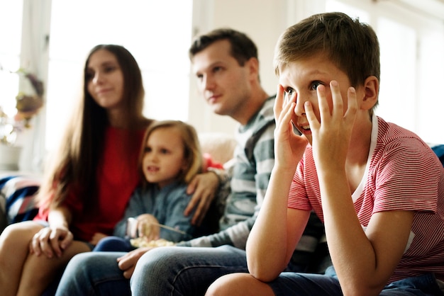 Familia caucásica en la sala de estar.