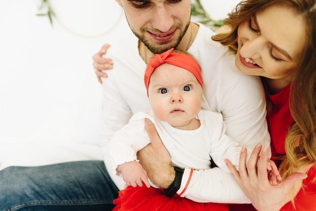 Familia caucásica de tres: madre, padre e hija linda