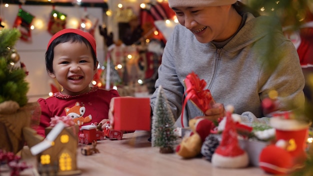 Familia celebra Navidad y feliz año nuevo en casa. Estilo de vida de mamá y niño en las vacaciones de fin de año.