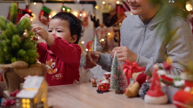 Familia celebra Navidad y feliz año nuevo en casa. Estilo de vida de mamá y niño en las vacaciones de fin de año.