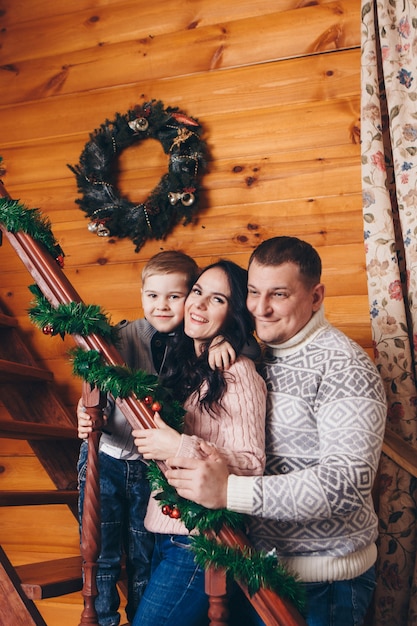 La familia celebra la Navidad junta.