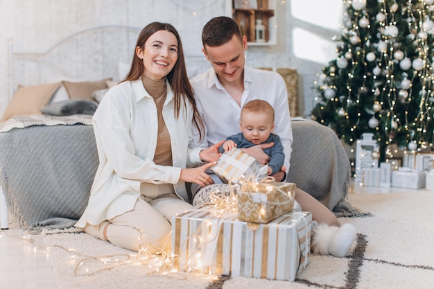 familia celebrando el año nuevo cerca del árbol