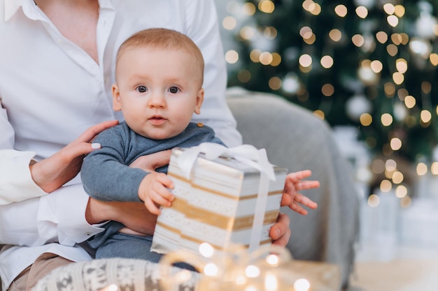 familia celebrando el año nuevo cerca del árbol