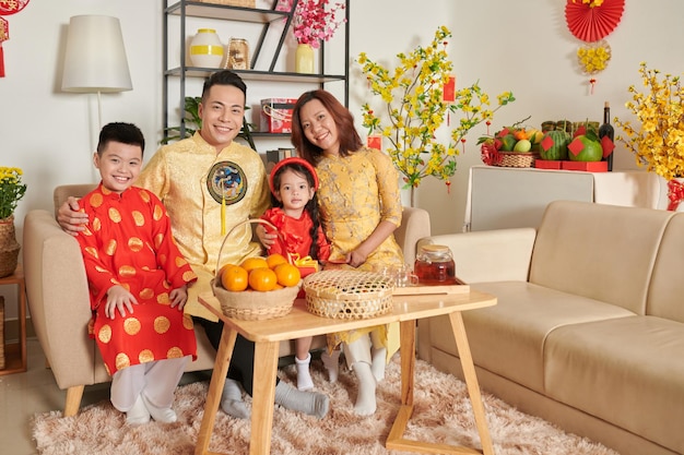 Familia celebrando el año nuevo lunar