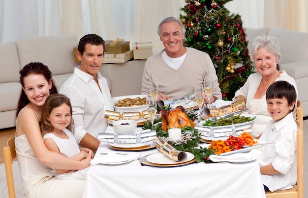 Familia celebrando la cena de Navidad