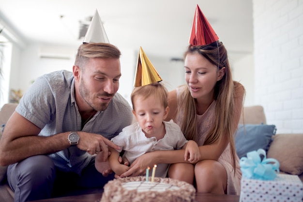 Familia celebrando cumpleaños en casa