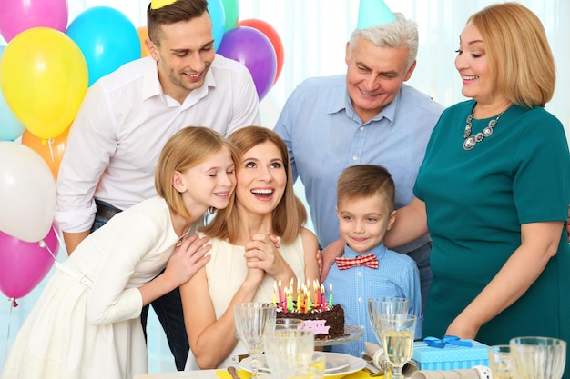 Familia celebrando el cumpleaños de la madre