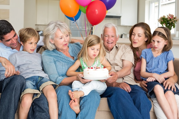 Familia celebrando el cumpleaños de las niñas