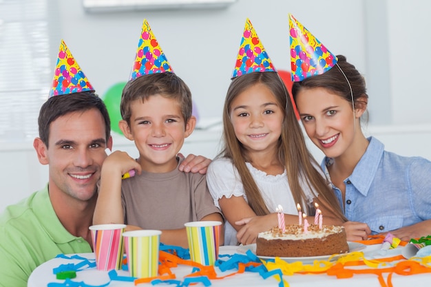 Familia celebrando un cumpleaños