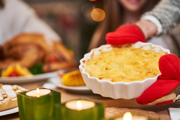 Foto familia celebrando el día de acción de gracias. centrarse en la mesa y el plato