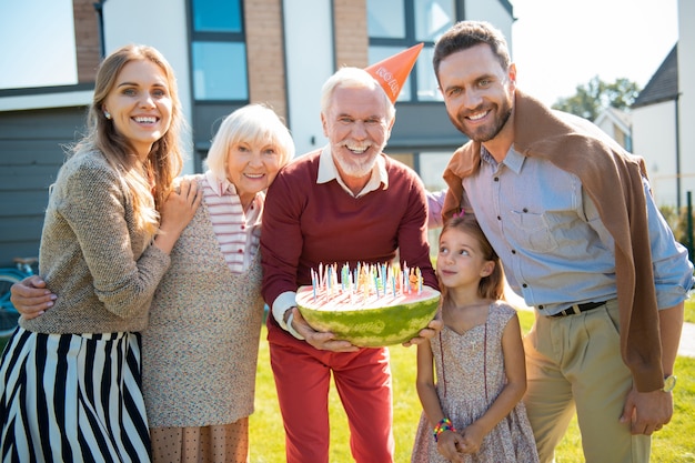 Familia celebrando la fiesta de cumpleaños del abuelo