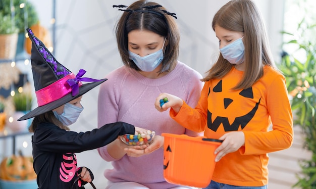 Familia celebrando Halloween