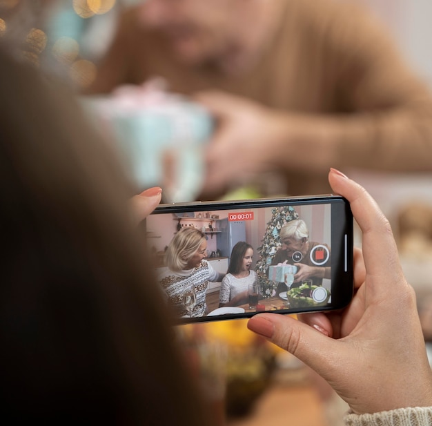 Foto família celebrando natal em casa