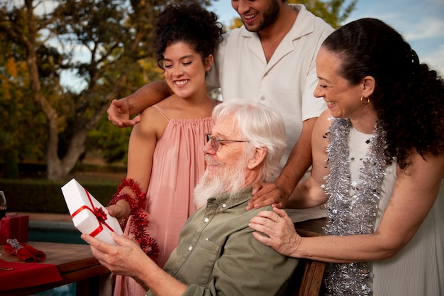 Foto familia celebrando la navidad en el hemisferio sur