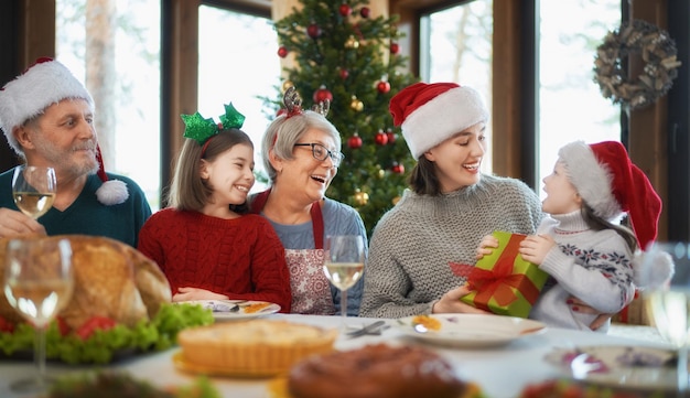 Familia celebrando la Navidad