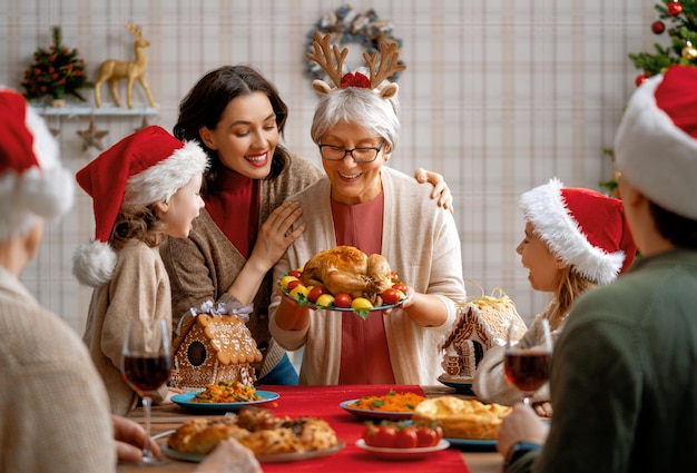 Familia celebrando la navidad