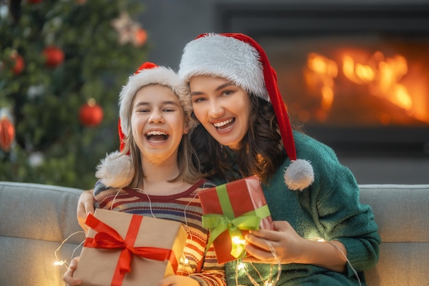 Familia celebrando la navidad