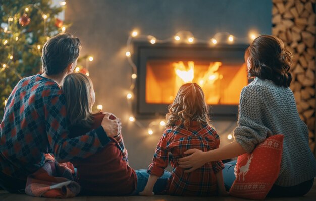 Familia celebrando la navidad