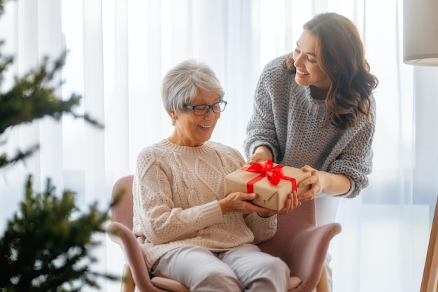 Familia celebrando la navidad