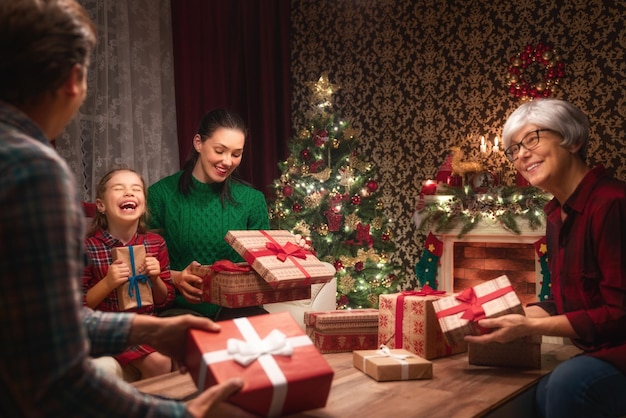 Familia celebrando la navidad