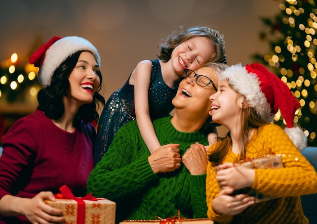 Foto familia celebrando la navidad