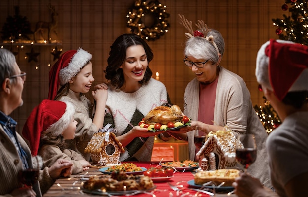 Familia celebrando la navidad