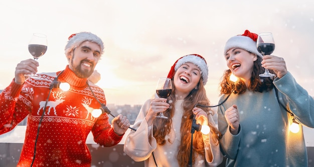 Familia celebrando por Navidad