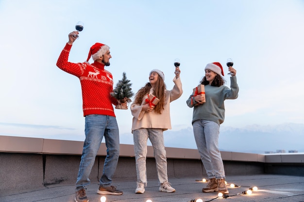 Familia celebrando la navidad