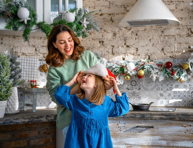 Familia celebrando la navidad