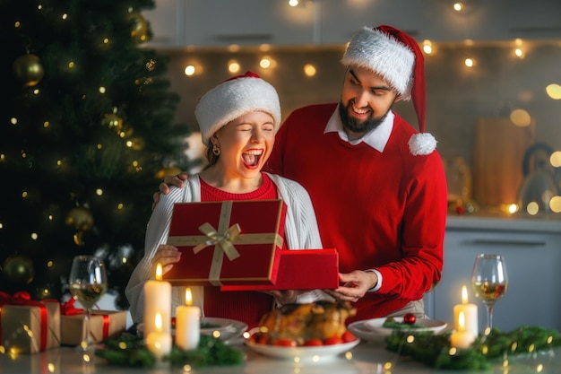 Familia celebrando la navidad