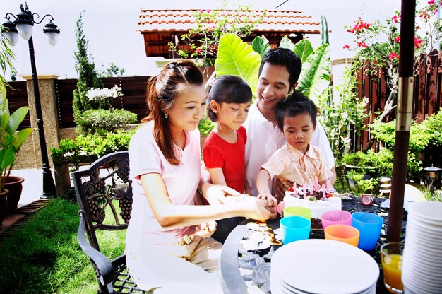 Familia celebrando su cumpleaños en el césped