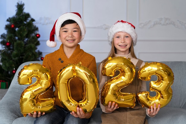 Foto familia celebrando la víspera de año nuevo en casa