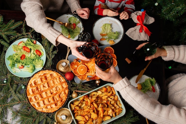 Familia en la cena de Navidad, vista superior