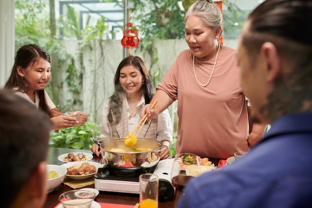 Familia cenando juntos