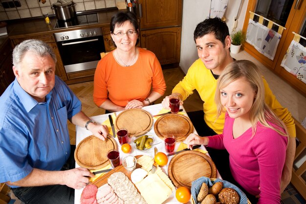 Familia cenando