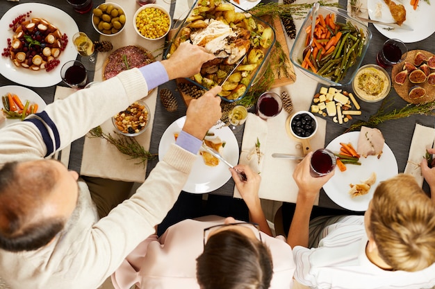 Familia cenar en vacaciones