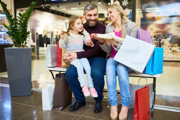 Familia en centro comercial