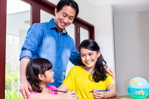 Familia china aprendiendo matemáticas con su hijo