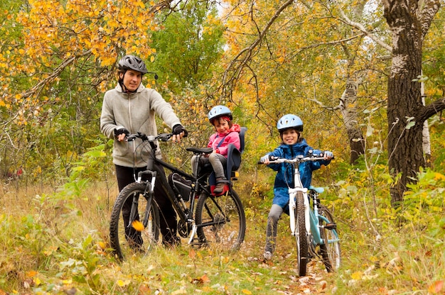 Família ciclismo ao ar livre