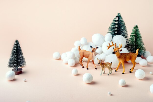 Familia de ciervos en bosque de invierno, Navidad