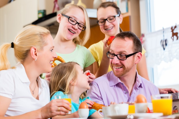 Familia en la cocina desayunando juntos