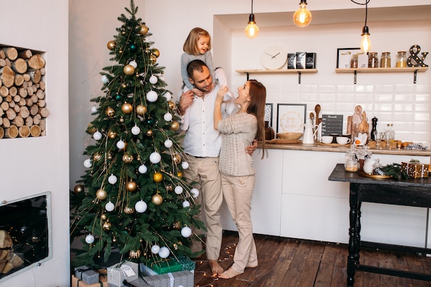 Familia en la cocina esperando la navidad en casa