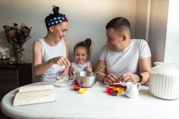 La familia cocina galletas en la cocina