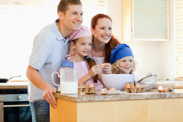 Familia en la cocina con ingredientes para hornear